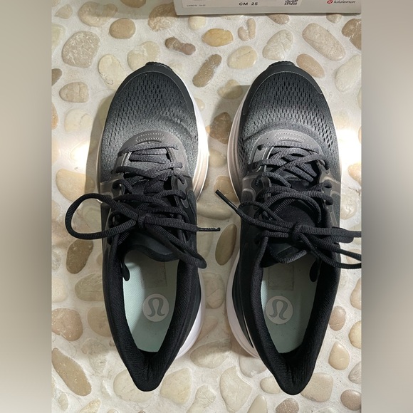 Lululemon Blissfeel Women's
Running Shoe in size 8.5 in black & white - Picture 7 of 9